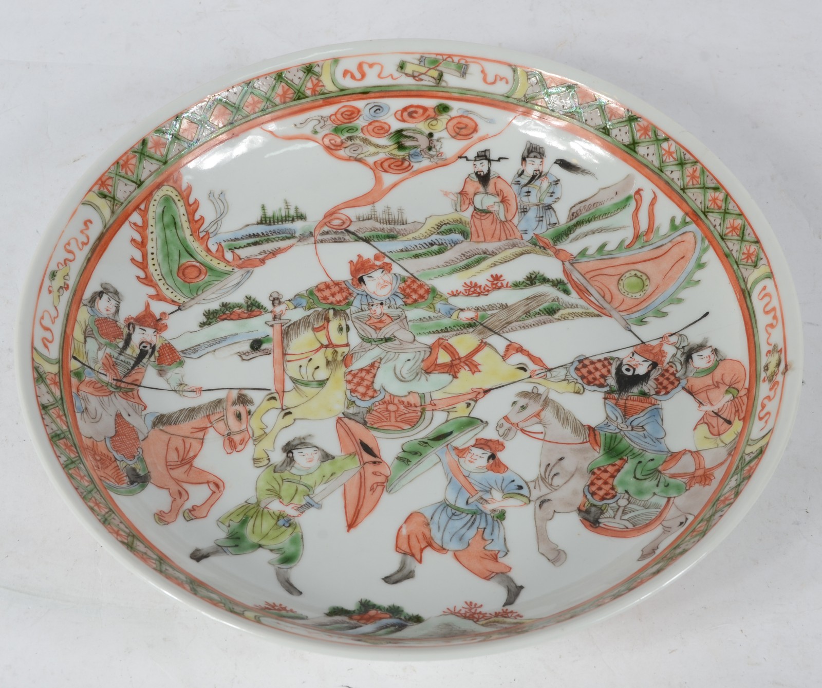 Antigo prato de porcelana chinesa decorada com cena de guerreiros ao... - foto 1 de 4