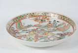 Antigo prato de porcelana chinesa decorada com ... - Antigo prato de porcelana chinesa decorada com cena de guerreiros ao gosto da família verde. Verso com folha de artemísia.