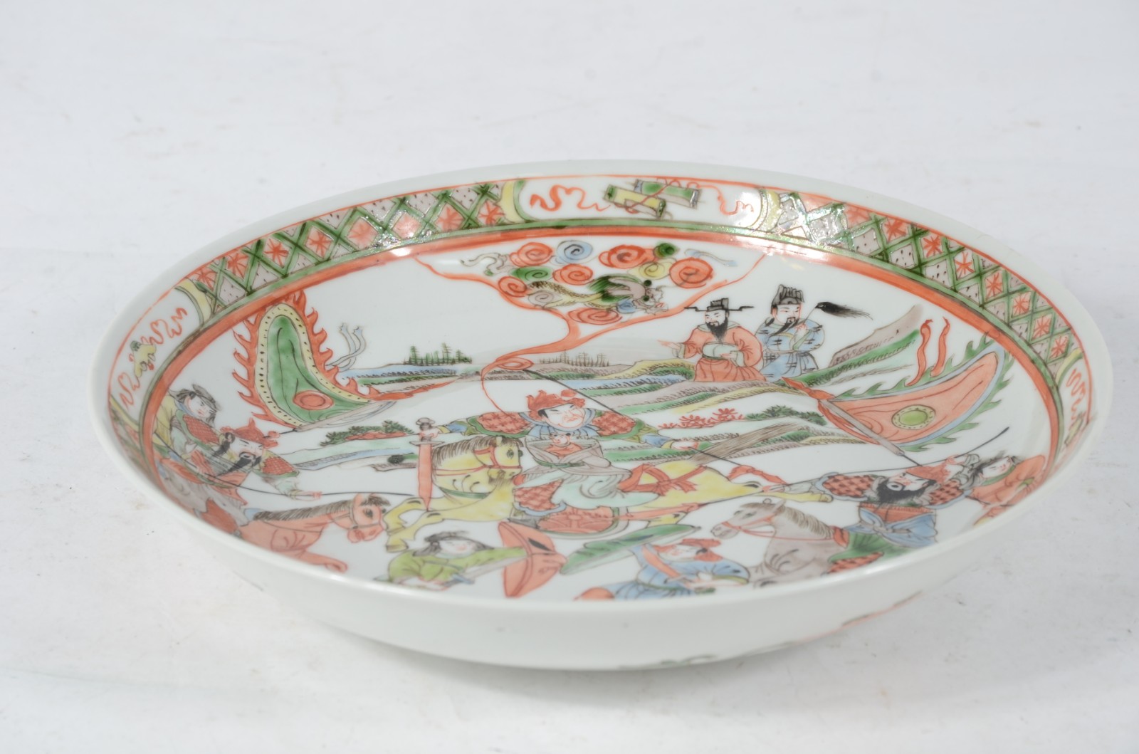 Antigo prato de porcelana chinesa decorada com cena de guerreiros ao... - foto 2 de 4