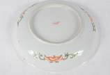 Antigo prato de porcelana chinesa decorada com ... - Antigo prato de porcelana chinesa decorada com cena de guerreiros ao gosto da família verde. Verso com folha de artemísia.