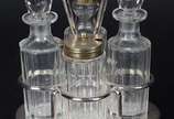 Galheteiro com 4 frascos de cristal e base de m... - Galheteiro com 4 frascos de cristal e base de metal prateado ingles. Altura total 21 cm. Desgastes.