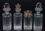 Galheteiro com 4 frascos de cristal e base de m... - Galheteiro com 4 frascos de cristal e base de metal prateado ingles. Altura total 21 cm. Desgastes.