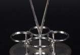 Galheteiro com 4 frascos de cristal e base de m... - Galheteiro com 4 frascos de cristal e base de metal prateado ingles. Altura total 21 cm. Desgastes.