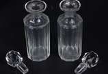 Galheteiro com 4 frascos de cristal e base de m... - Galheteiro com 4 frascos de cristal e base de metal prateado ingles. Altura total 21 cm. Desgastes.