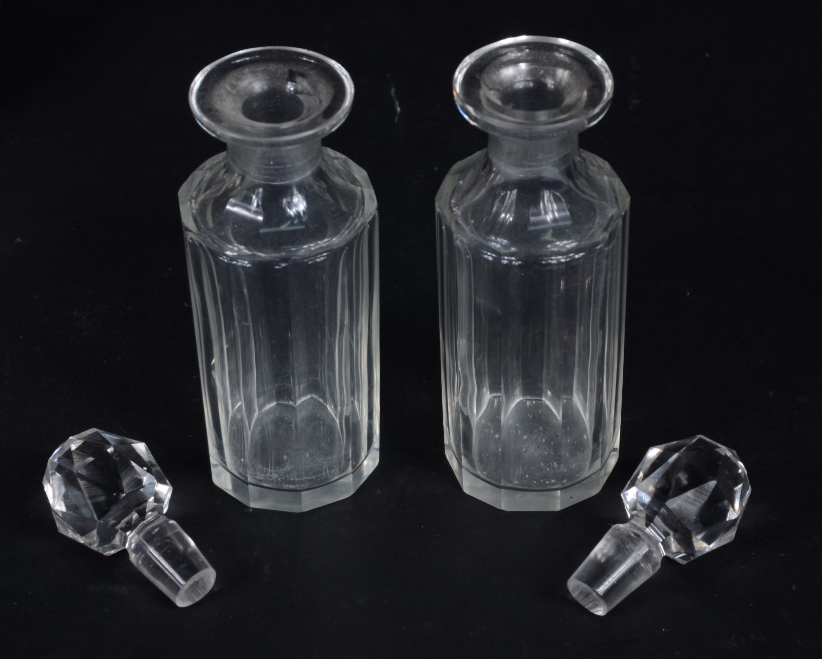 Galheteiro com 4 frascos de cristal e base de metal prateado ingles... - foto 4 de 7