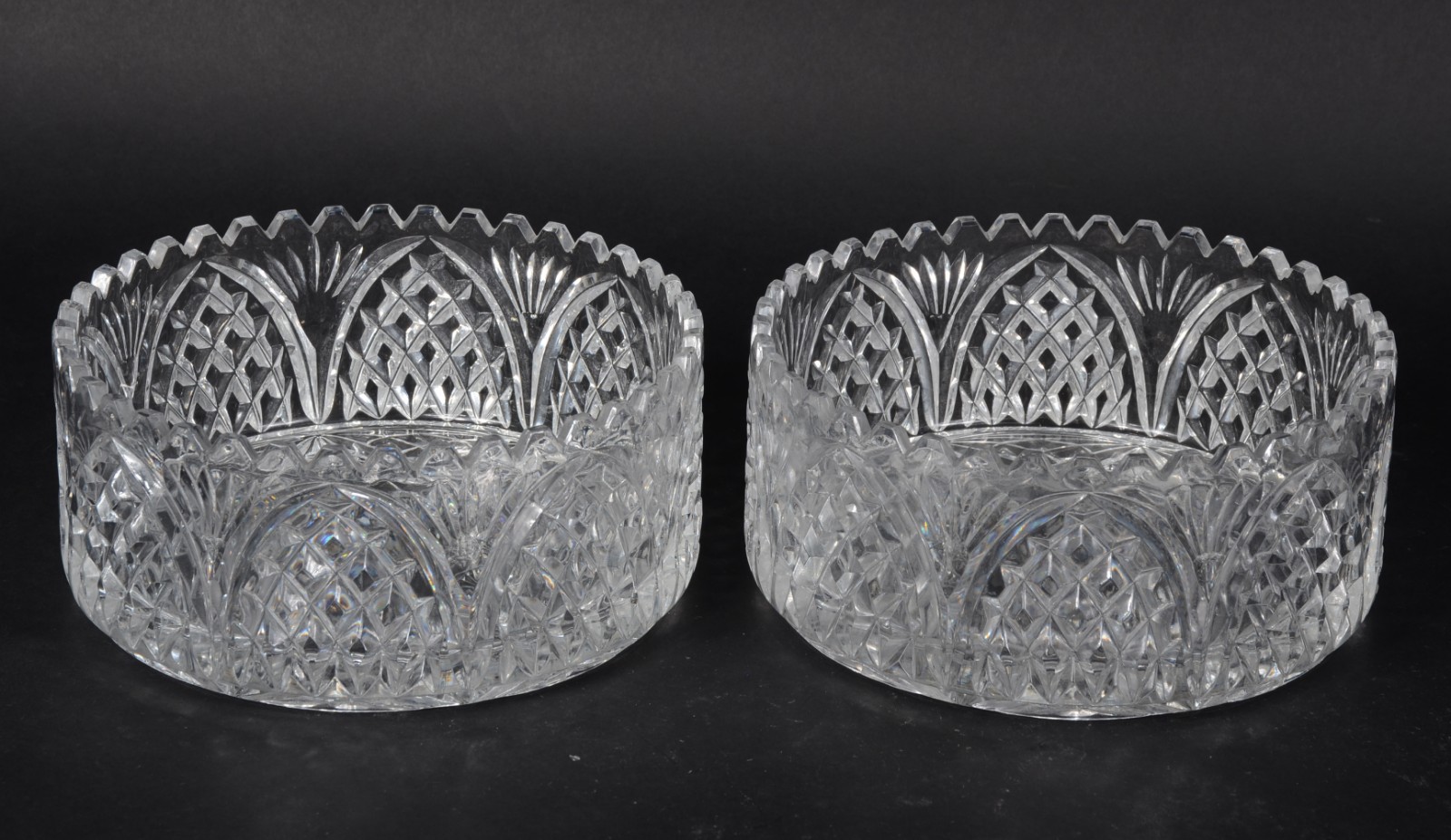 Par de fruteiras de cristal tcheco lapidado, bordas serrilhadas. - foto 1 de 4
