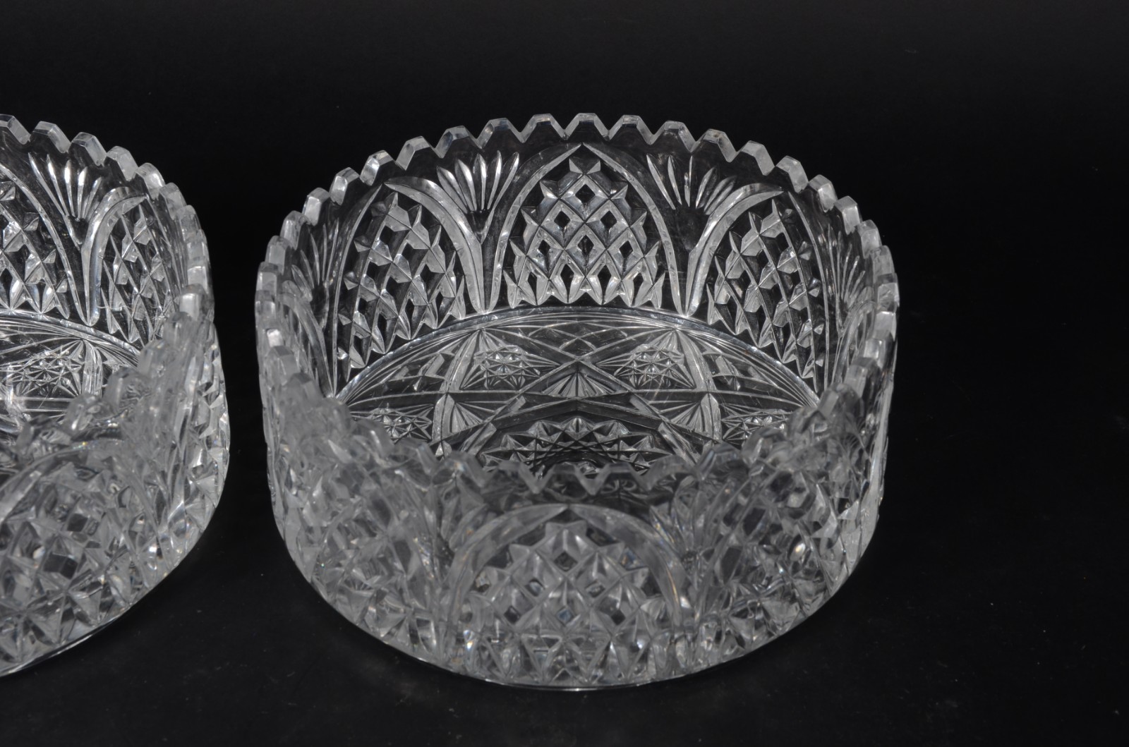Par de fruteiras de cristal tcheco lapidado, bordas serrilhadas. - foto 2 de 4