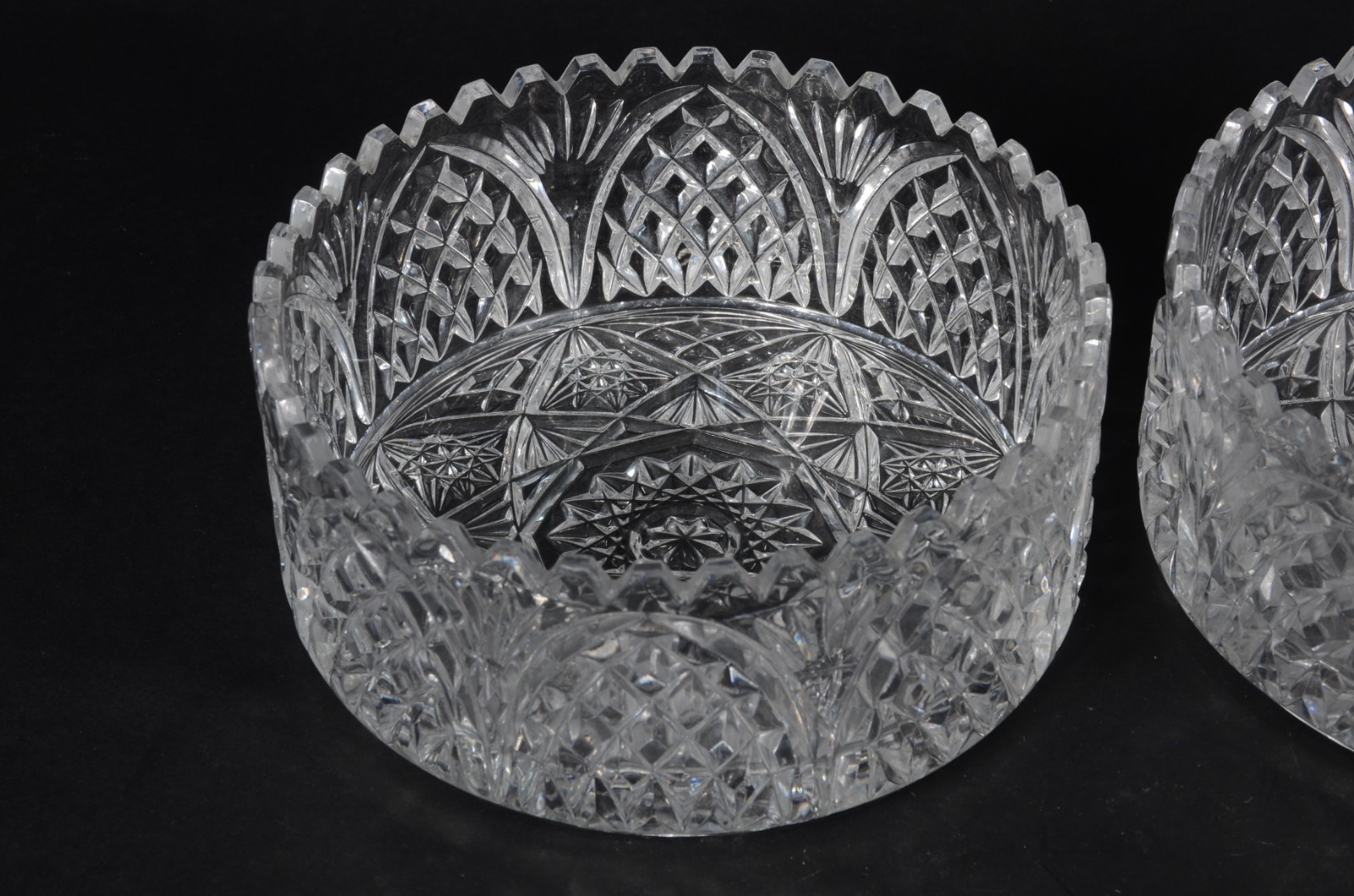 Par de fruteiras de cristal tcheco lapidado, bordas serrilhadas. - foto 3 de 4