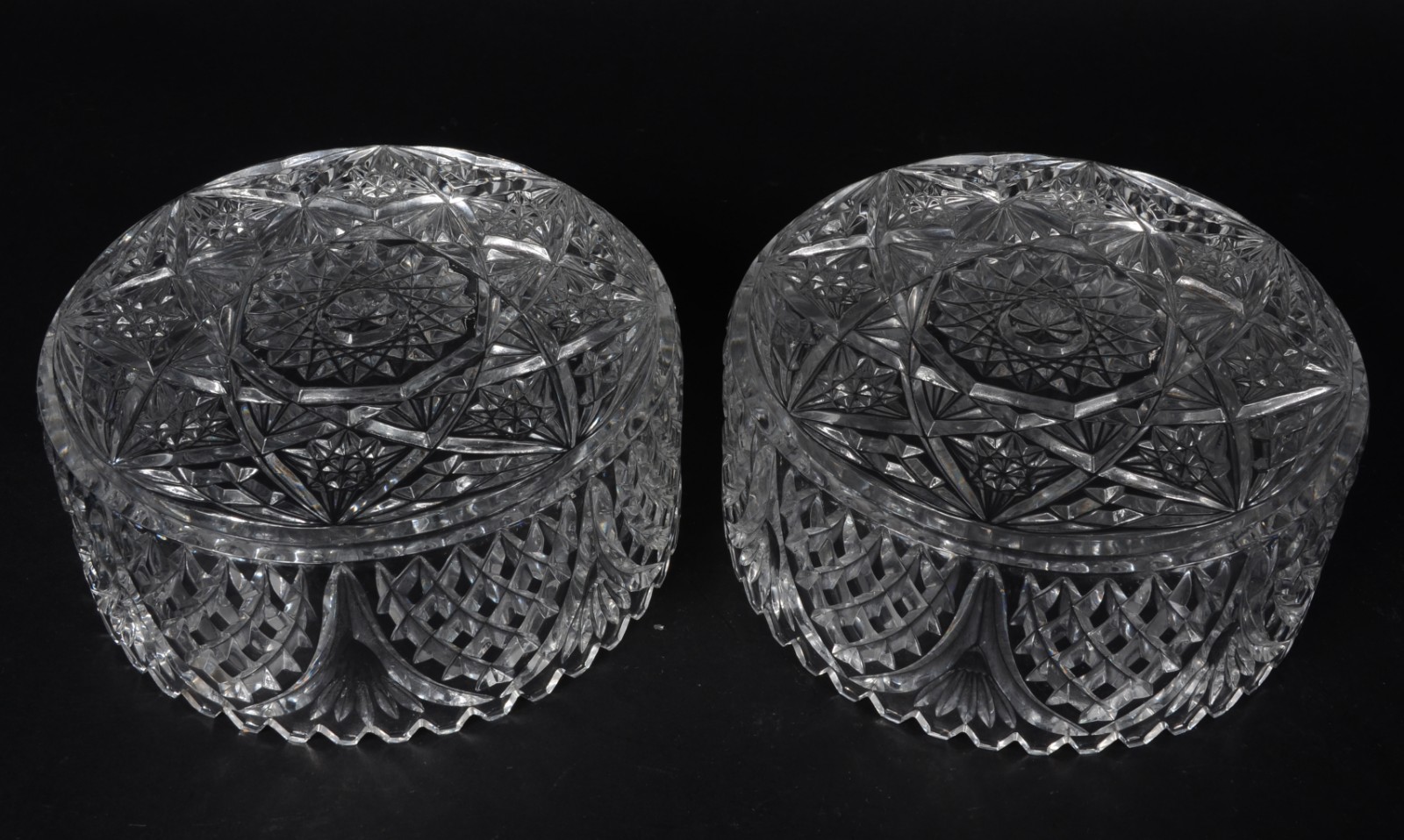 Par de fruteiras de cristal tcheco lapidado, bordas serrilhadas. - foto 4 de 4