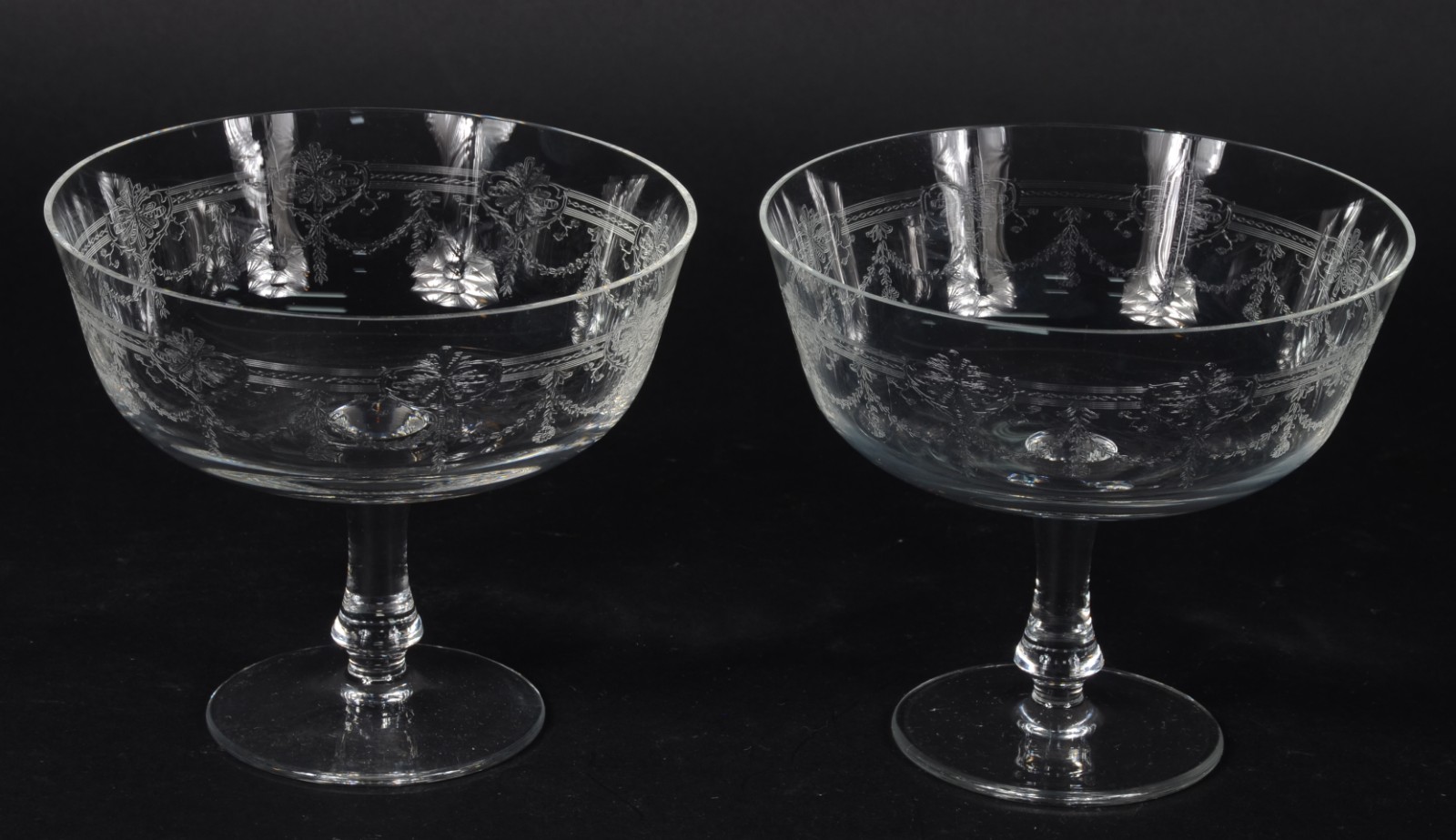 Par de fruteiras de cristal europeu lavrado com guirlandas. - foto 1 de 5