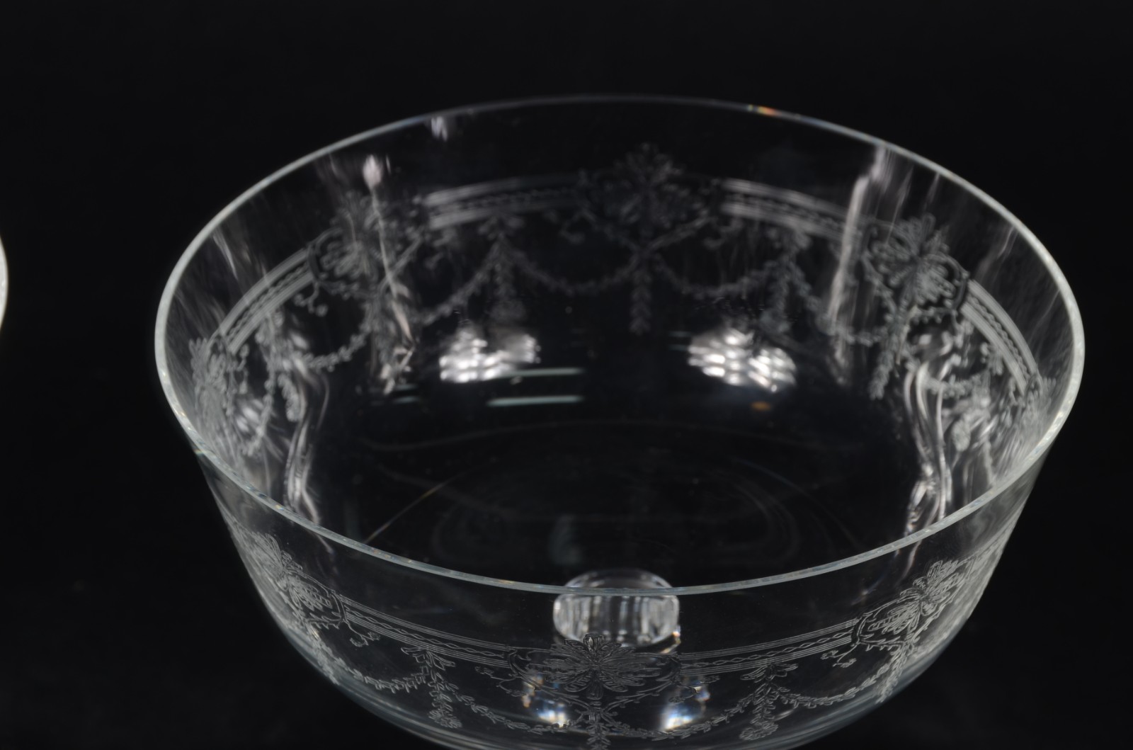 Par de fruteiras de cristal europeu lavrado com guirlandas. - foto 2 de 5