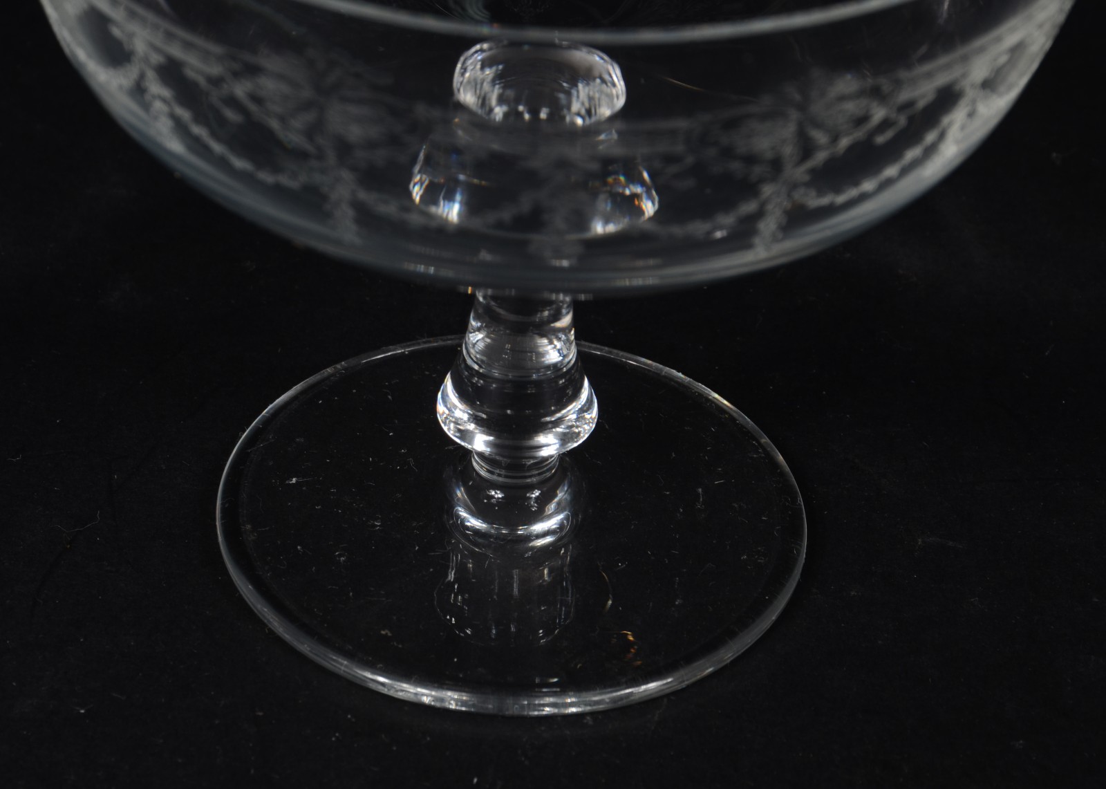 Par de fruteiras de cristal europeu lavrado com guirlandas. - foto 4 de 5