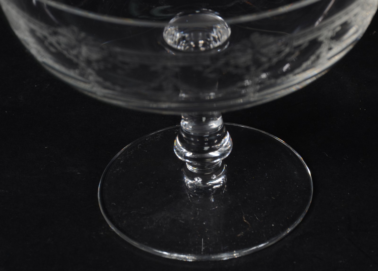 Par de fruteiras de cristal europeu lavrado com guirlandas. - foto 5 de 5
