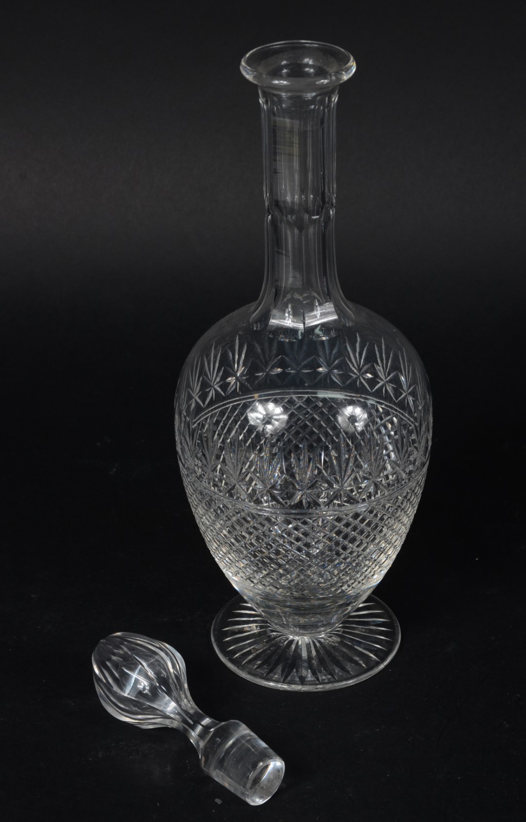 Garrafa de cristal europeu lapidado, base estrelada. - foto 2 de 7