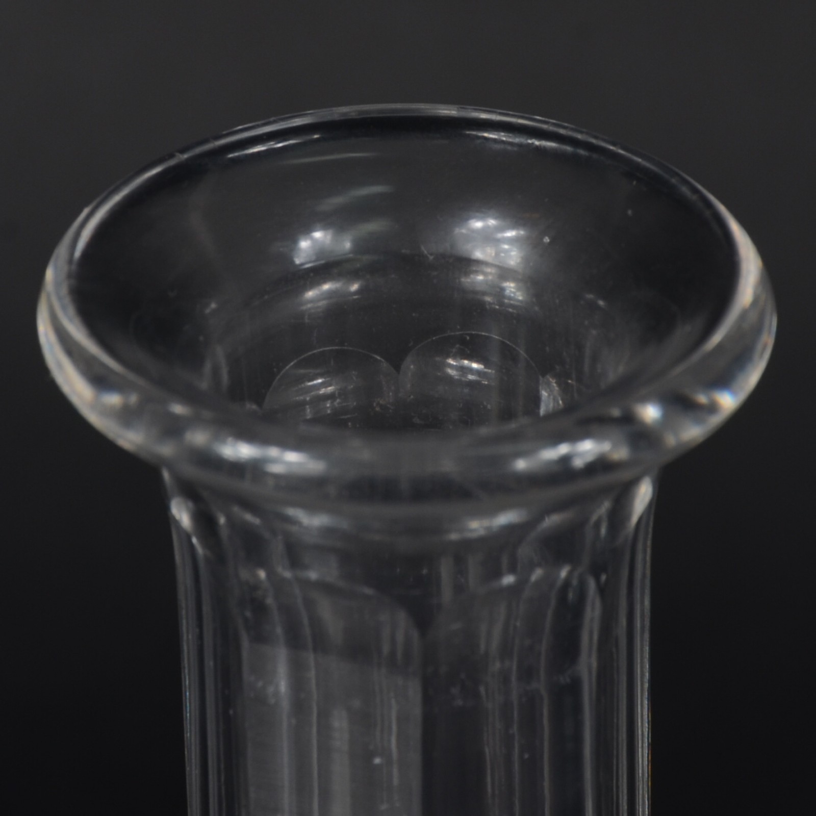 Garrafa de cristal europeu lapidado, base estrelada. - foto 4 de 7
