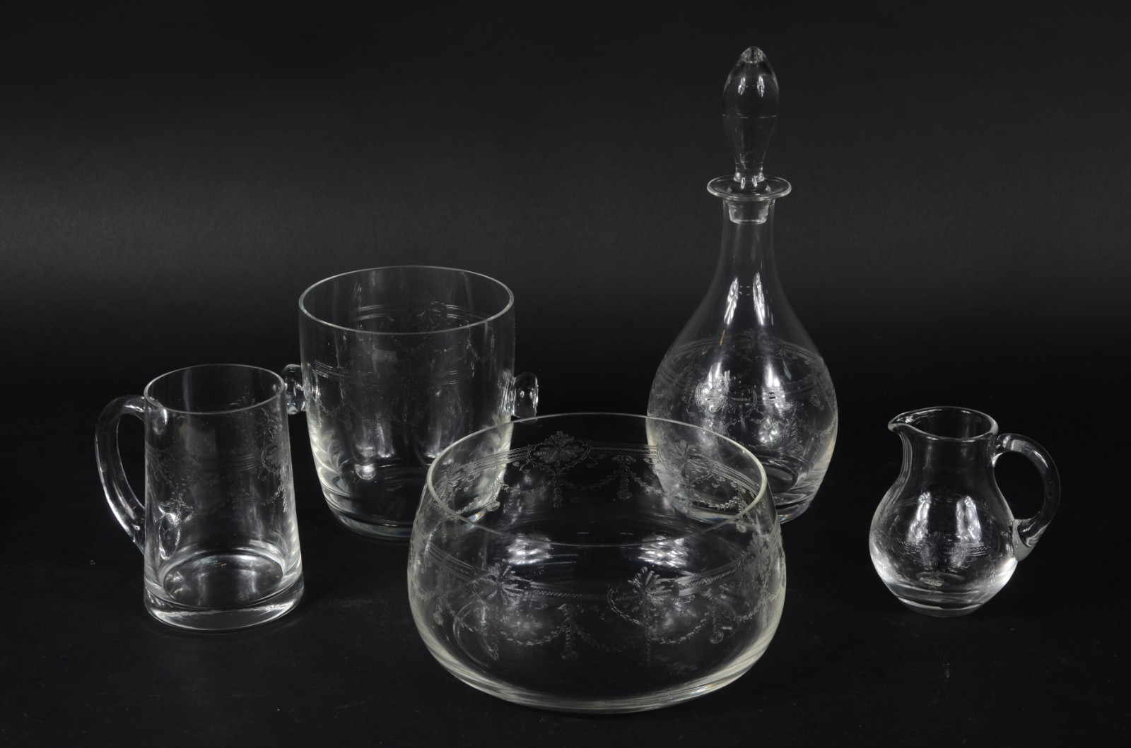 Diversas peças de cristal tcheco decorados com guirlandas lavradas... - foto 1 de 9