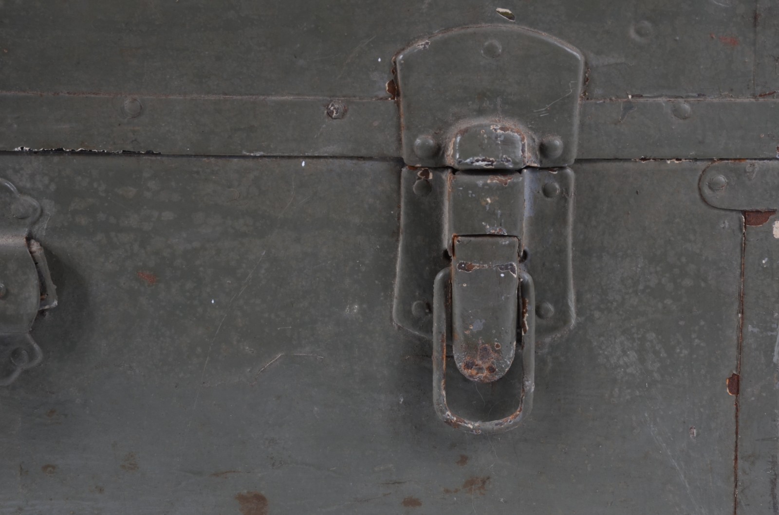 Bau de madeira e metal pintado, inscrições "Capitão de Fragata"... - foto 8 de 10