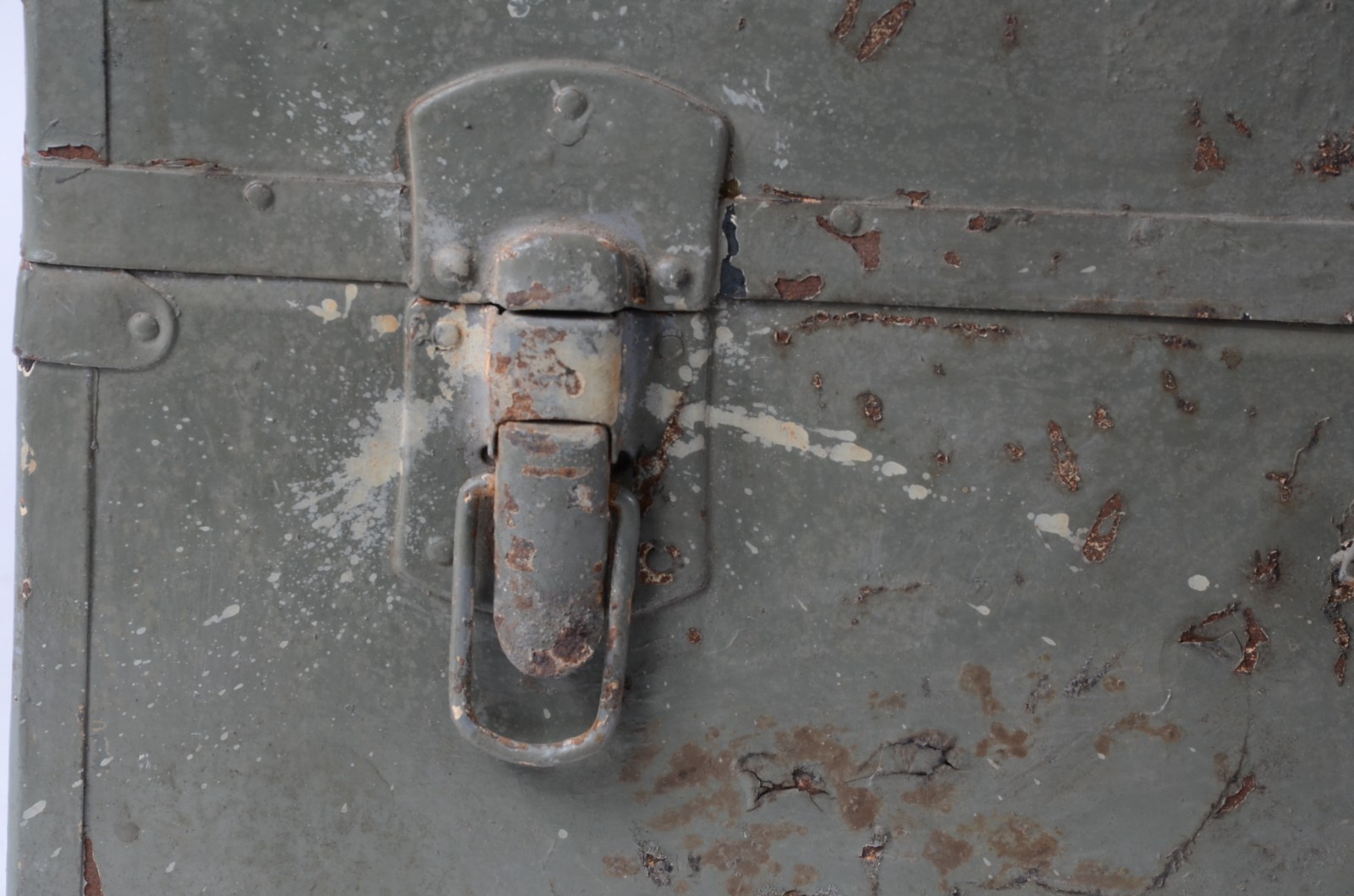 Bau de madeira e metal pintado, inscrições "Capitão de Fragata"... - foto 9 de 10