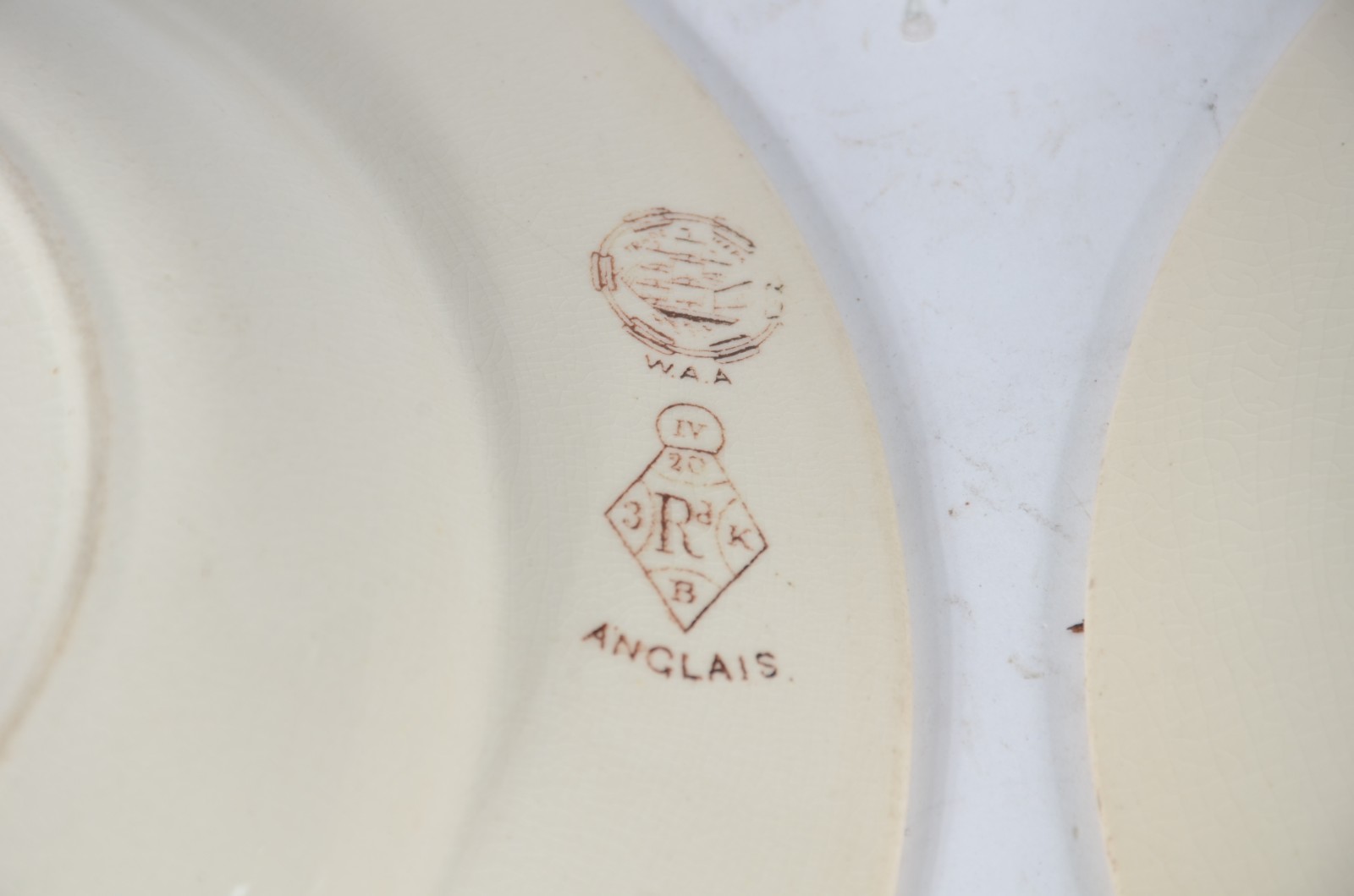 Par de pratos de faiança inglesa decoradas com cena de caçada em tons... - foto 5 de 6