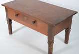 Mesa de centro de madeira nobre com 1 gaveta. P... - Mesa de centro de madeira nobre com 1 gaveta. Pernas cortadas adaptadas para mesa de centro.