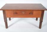 Mesa de centro de madeira nobre com 1 gaveta. P... - Mesa de centro de madeira nobre com 1 gaveta. Pernas cortadas adaptadas para mesa de centro.