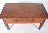 Mesa de centro de madeira nobre com 1 gaveta. P... - Mesa de centro de madeira nobre com 1 gaveta. Pernas cortadas adaptadas para mesa de centro.
