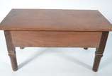 Mesa de centro de madeira nobre com 1 gaveta. P... - Mesa de centro de madeira nobre com 1 gaveta. Pernas cortadas adaptadas para mesa de centro.