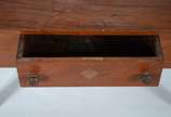 Mesa de centro de madeira nobre com 1 gaveta. P... - Mesa de centro de madeira nobre com 1 gaveta. Pernas cortadas adaptadas para mesa de centro.