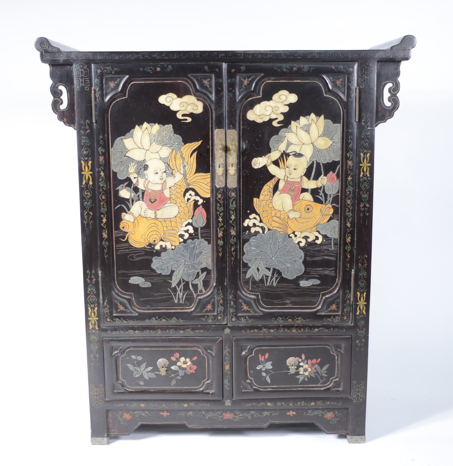 Movel chines de lacca negra decorada com figuras de crianças e peixes... - foto 2 de 7