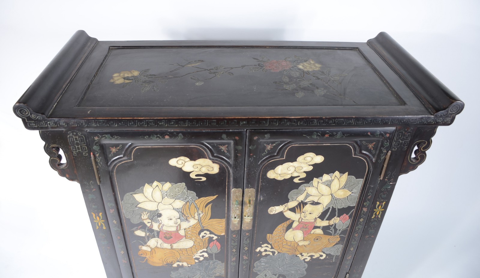 Movel chines de lacca negra decorada com figuras de crianças e peixes... - foto 3 de 7