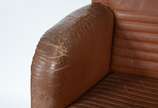 <br>Cadeira com braços de madeira nobre estofam... - <br>Cadeira com braços de madeira nobre estofamento de couro (couro no estado, precisando trocar).