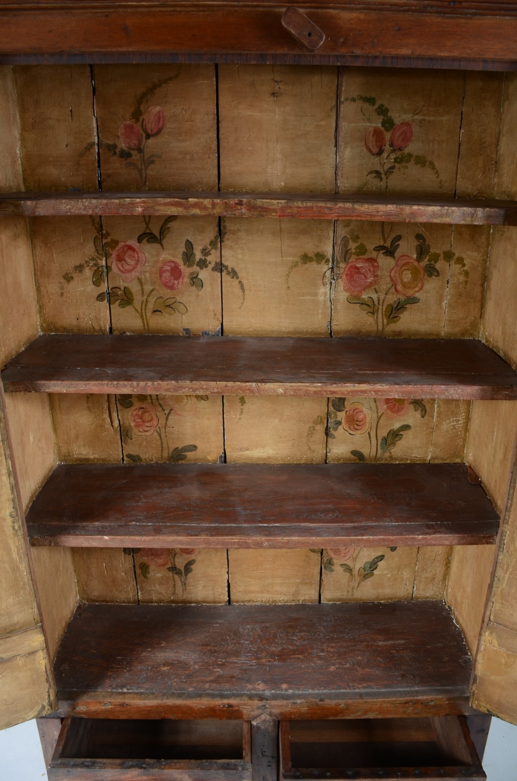 Armário de madeira nobre estilo colonial brasileiro, duas portas... - foto 4 de 9