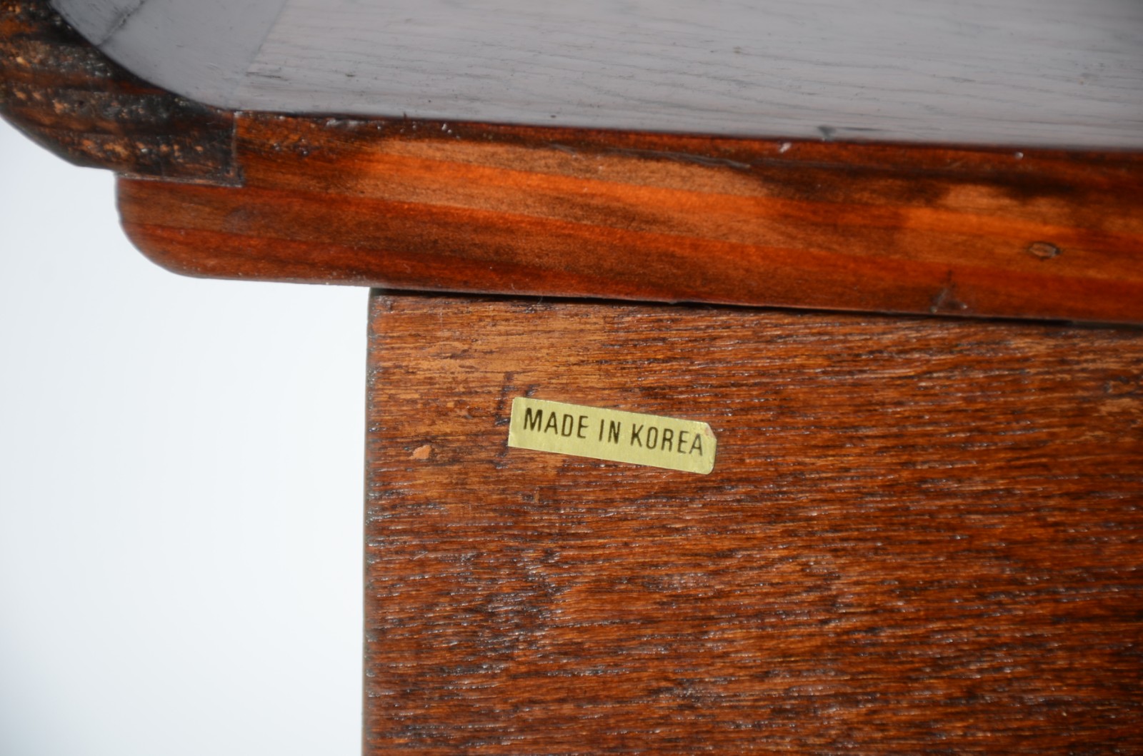 Pequeno móvel de madeira oriental com duas portas centrais... - foto 8 de 8