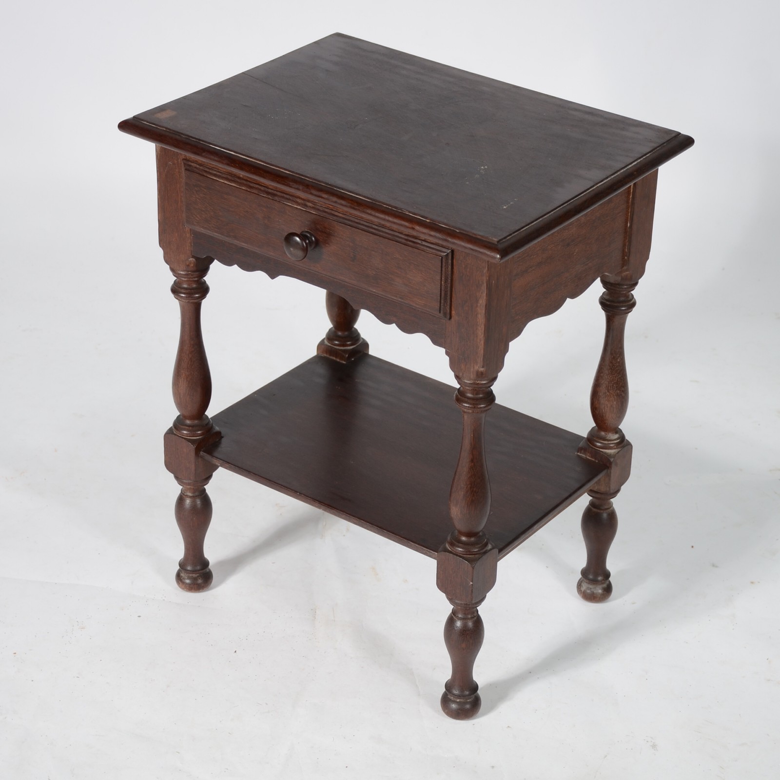 Mesa de cabeceira de madeira nobre, uma gavetinha, pernas torneadas... - foto 1 de 5