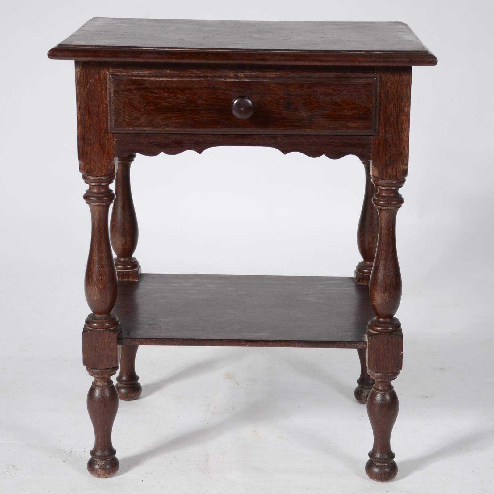 Mesa de cabeceira de madeira nobre, uma gavetinha, pernas torneadas... - foto 2 de 5