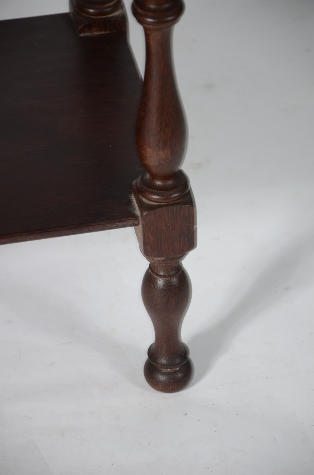 Mesa de cabeceira de madeira nobre, uma gavetinha, pernas torneadas... - foto 4 de 5