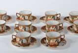 Conjunto para café de porcelana japonesa decora... - Conjunto para café de porcelana japonesa decorada com gueixas em policromia, composto de 10 xícaras com pires, com gueixas ao fundo