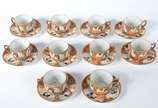 Conjunto para café de porcelana japonesa decora... - Conjunto para café de porcelana japonesa decorada com gueixas em policromia, composto de 10 xícaras com pires, com gueixas ao fundo