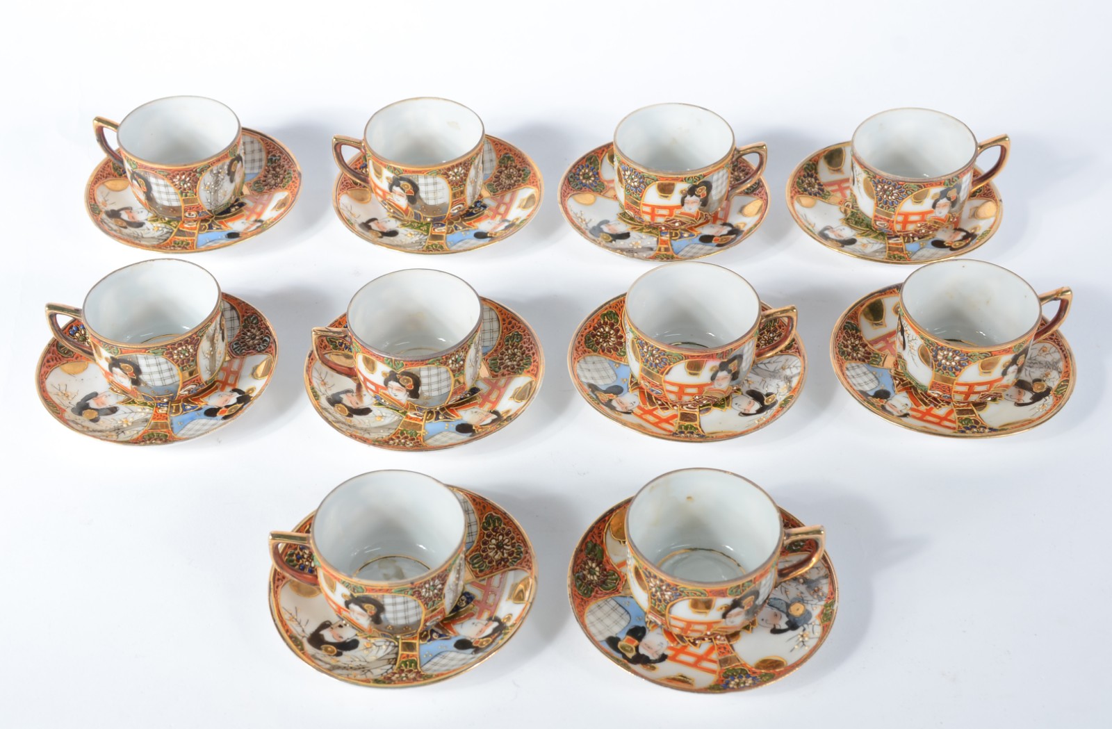 Conjunto para café de porcelana japonesa decorada com gueixas em... - foto 2 de 6