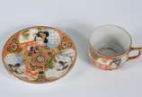 Conjunto para café de porcelana japonesa decora... - Conjunto para café de porcelana japonesa decorada com gueixas em policromia, composto de 10 xícaras com pires, com gueixas ao fundo