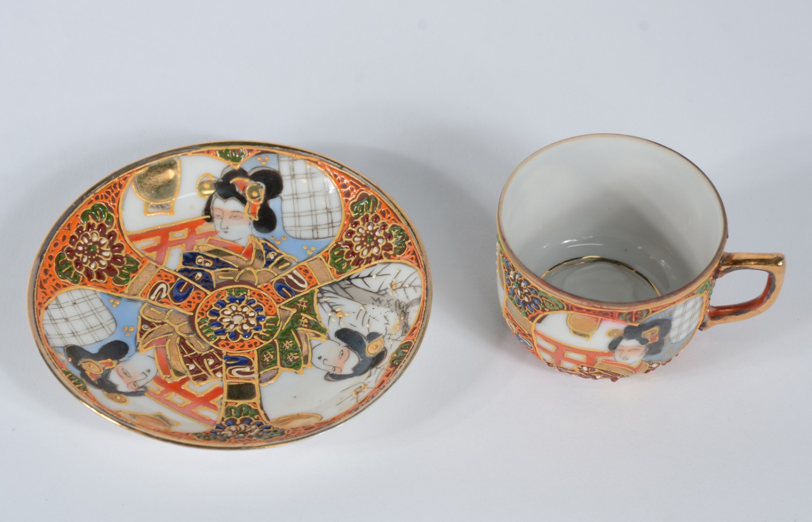 Conjunto para café de porcelana japonesa decorada com gueixas em... - foto 3 de 6