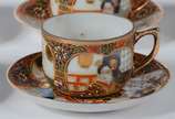 Conjunto para café de porcelana japonesa decora... - Conjunto para café de porcelana japonesa decorada com gueixas em policromia, composto de 10 xícaras com pires, com gueixas ao fundo