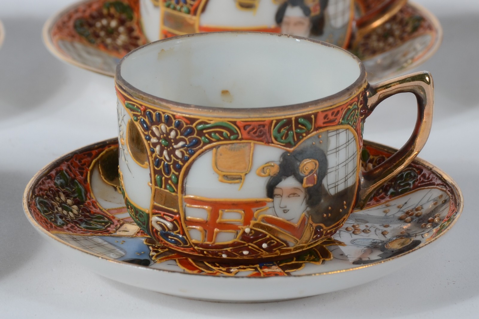 Conjunto para café de porcelana japonesa decorada com gueixas em... - foto 4 de 6