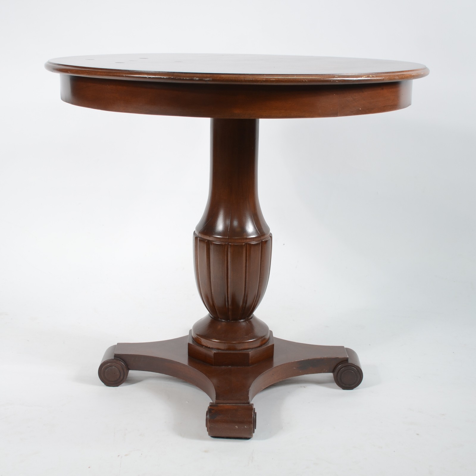 Mesa de apresentação de madeira nobre, tampo redondo apoiado sobre... - foto 4 de 6
