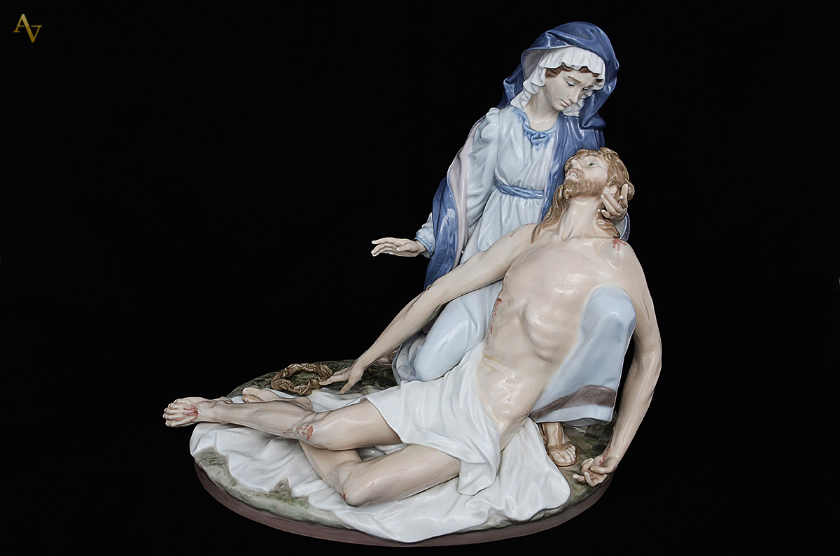 LLADRO - Grupo escultórico de porcelana representando Pietá... - foto 1 de 2