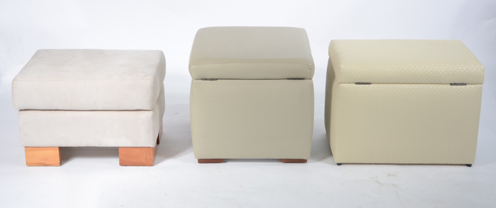 Três puffs estofados na cor bege, diferentes modelos. - foto 2 de 5