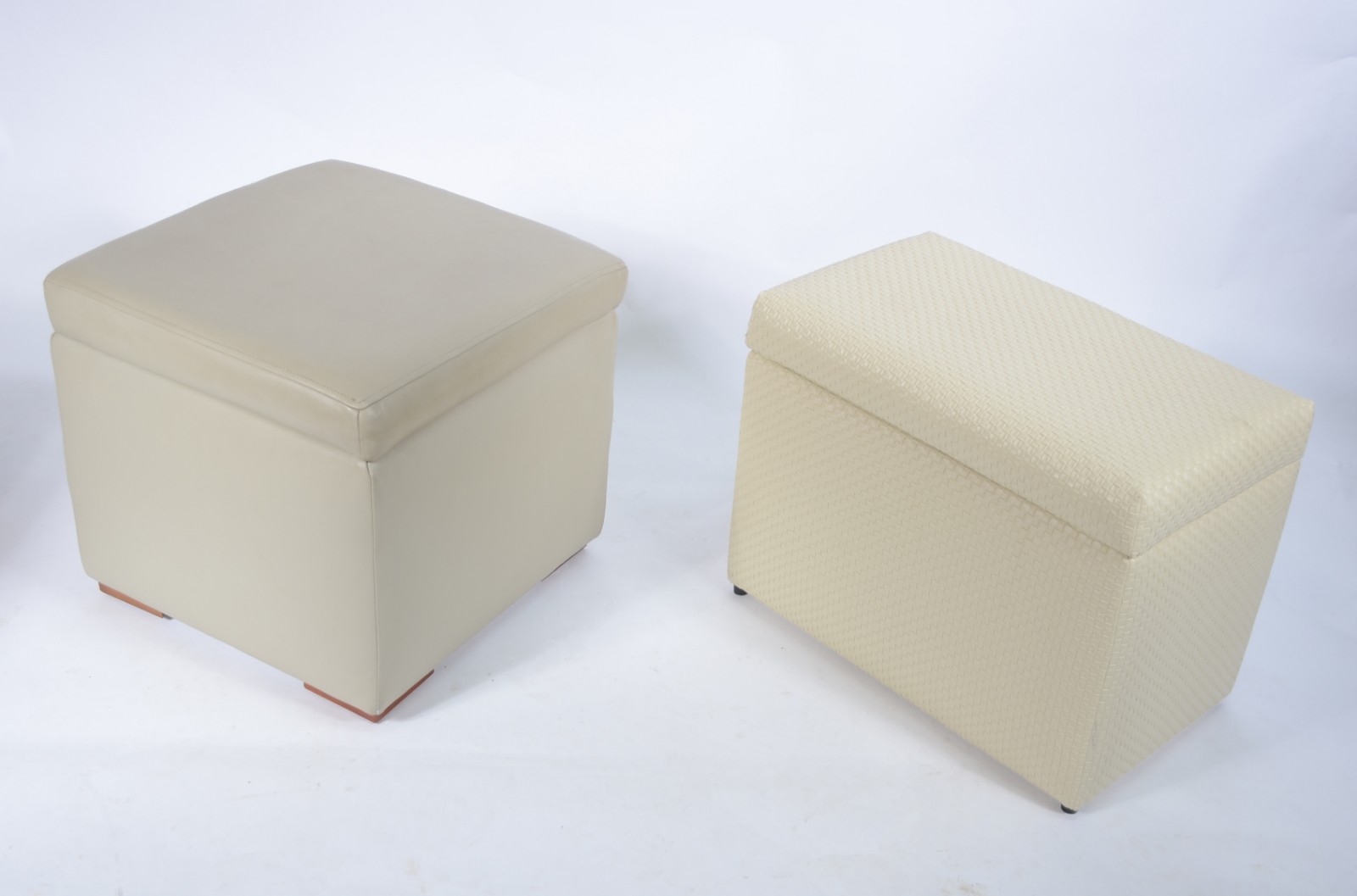 Três puffs estofados na cor bege, diferentes modelos. - foto 3 de 5