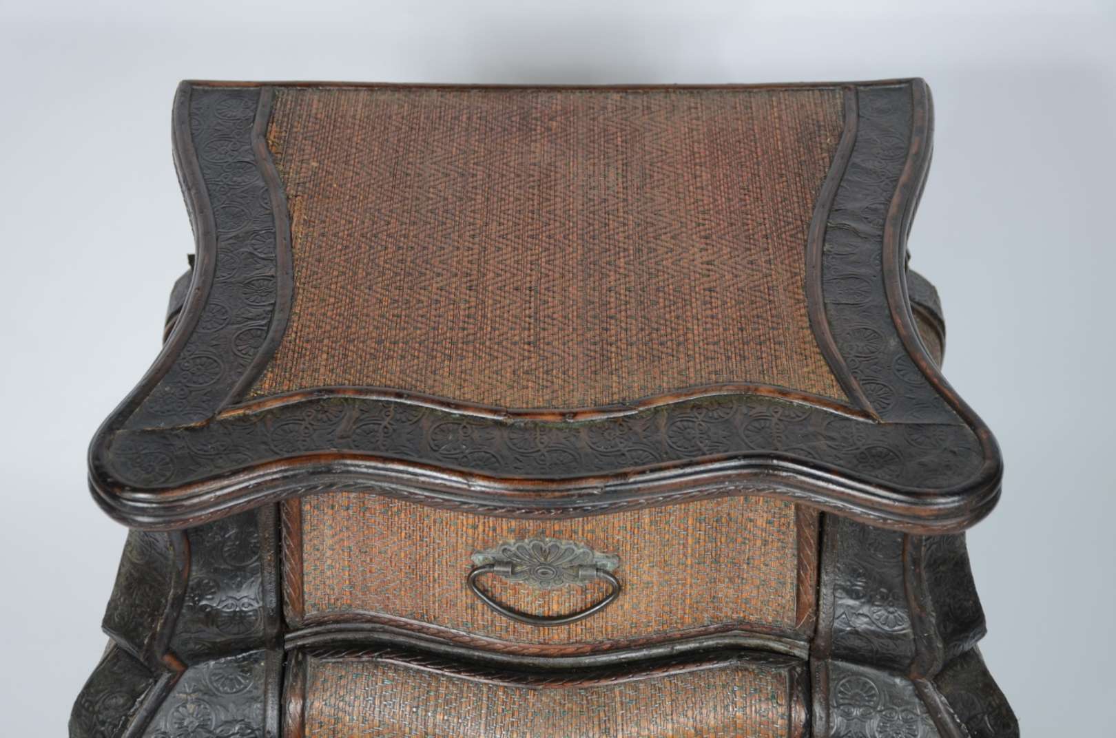 Pequena cômoda de madeira com detalhes em ratta... - Galeria Alphaville