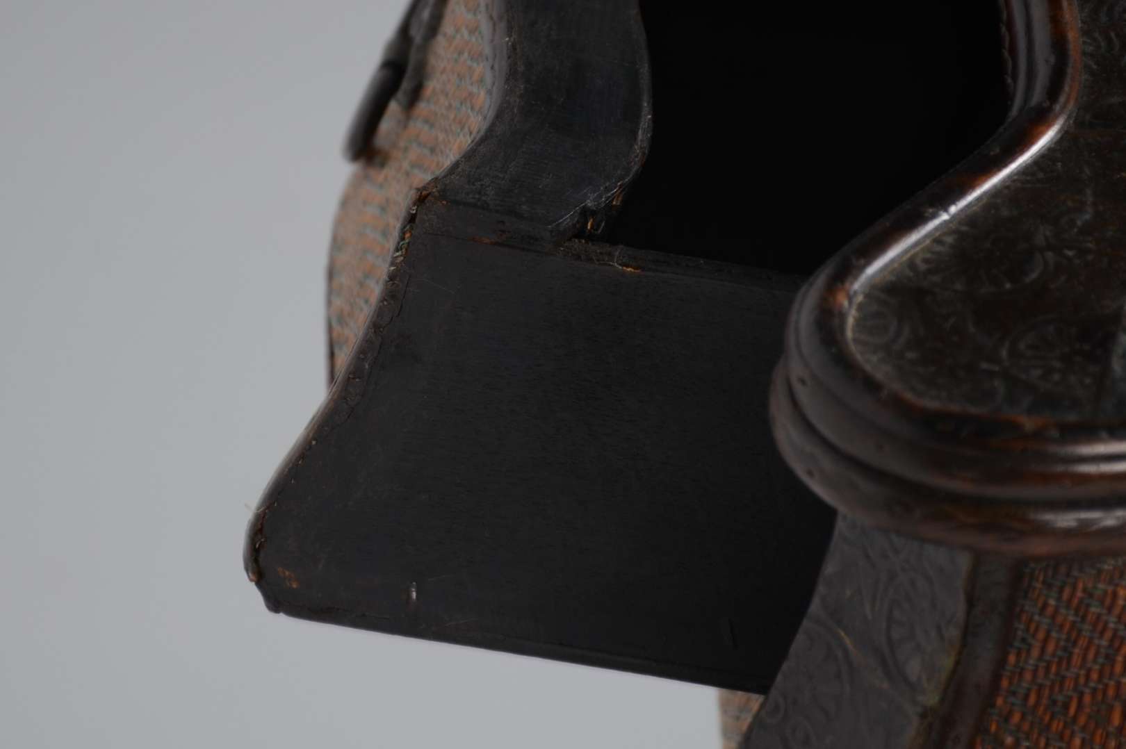 Pequena cômoda de madeira com detalhes em ratta... - Galeria Alphaville