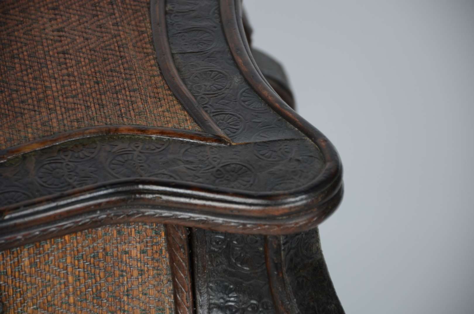 Pequena cômoda de madeira com detalhes em ratta... - Galeria Alphaville